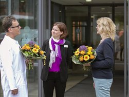 Ulrike Hammad-Greiff übernimmt als Ärztliche Direktorin am AMEOS Klinikum Oldenburg vom bisherigen Amtsinhaber Dr. Andreas Jakobeit; in der Mitte Krankenhausdirektorin Lena Radtke