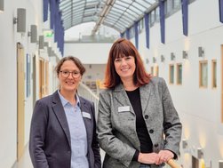 Die neuen Pflegedirektorinnen Yvonne Dordel und Sarah Prieß der AMEOS Klinika Holstein Somatik (© AMEOS). Die neuen Pflegedirektorinnen Yvonne Dordel und Sarah Prieß der AMEOS Klinika Holstein Somatik (© AMEOS).