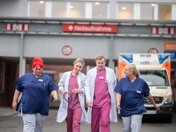 Jan Christian Klinkenstein (Chefarzt für Akut- und Notfallmedizin) mit Mitarbeitenden der Zentralen Notaufnahme am AMEOS Klinikum Oldenburg. (© AMEOS). Jan Christian Klinkenstein (Chefarzt für Akut- und Notfallmedizin) mit Mitarbeitenden der Zentralen Notaufnahme am AMEOS Klinikum Oldenburg. (© AMEOS).