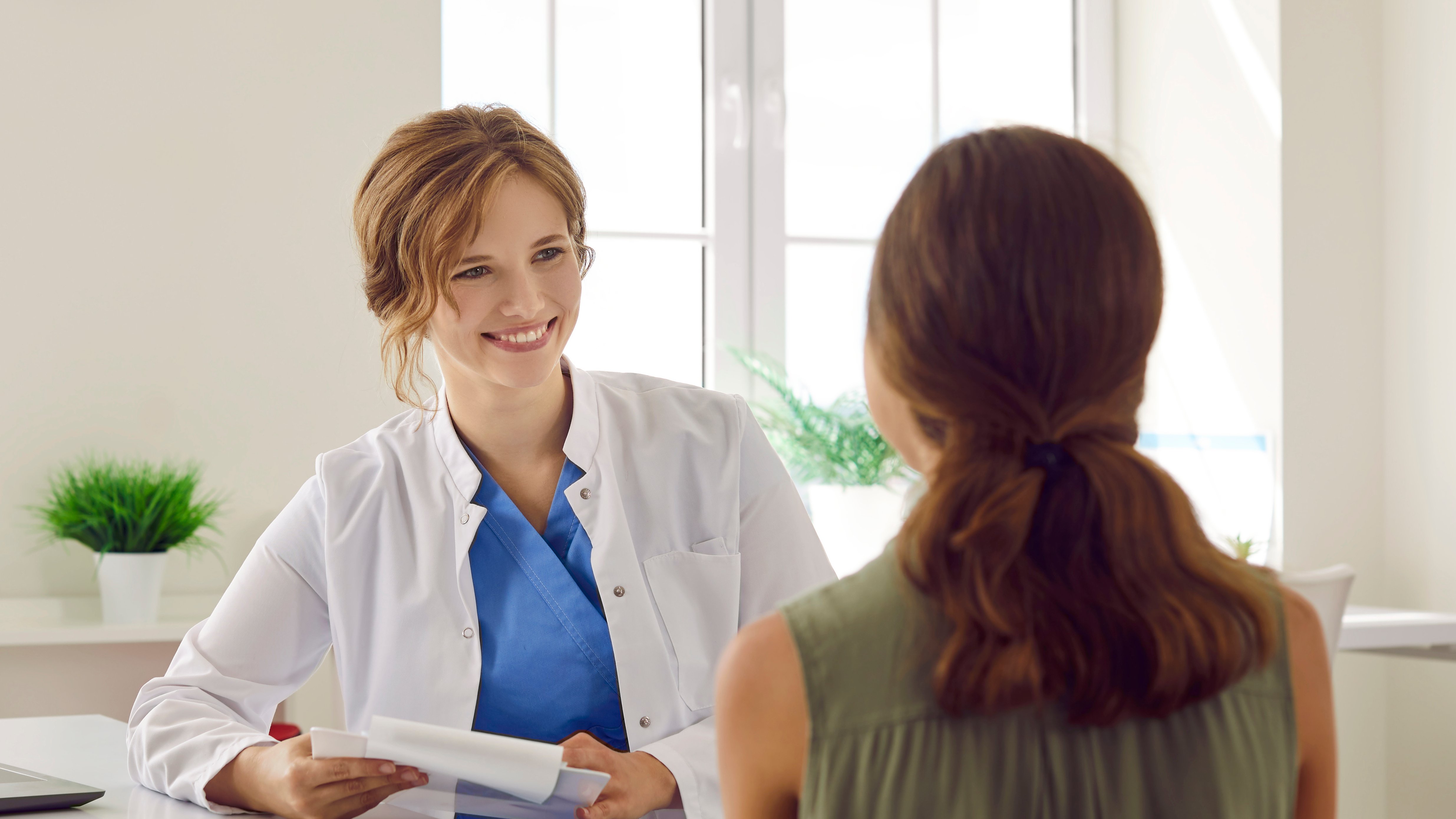 Ärztin im Gespräch mit einer Patienten.