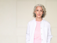 Dr. Nina Bock Chefärztin für Gynäkologie am AMEOS Reha Klinikum Ratzeburg blickt direkt in die Kamera und lächelt freundlich (© AMEOS). 