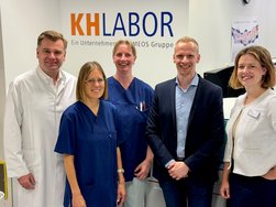 Gruppenfoto Team KH Labor und Krankenhausdirektion Bildbeschreibung: v.re n. li. Dr. Wolfram Woltersdorf, Leiter Labordiagnostische Leistungen, Alexandra Beuck, Leitende Medizinische Technologin für Laboratoriumsanalytik, Petra Siewert, Medizinische Technologin für Laboratoriumsanalytik, Dr. Rolf Bikker, Direktor Labordiagnostische Leistungen und Lena Radtke, Krankenhausdirektorin der AMEOS Klinika Eutin, Oldenburg, Middelburg und Fehmarn.