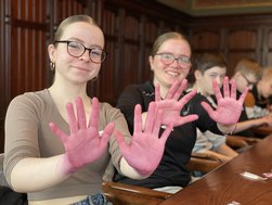 Zwei Mädchen zeigen pink gefärbte Hände