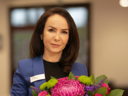 Schulleiterin Mehtap Harsdorf mit Blumenstrauß Schulleiterin Mehtap Harsdorf mit Blumenstrauß