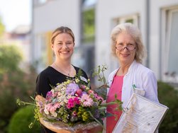 Krankenhausdirektorin Lena Radtke überreicht Blumen an Dr. med. Iris Koper
