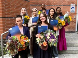 Gruppenfoto der Absolventinnen und Absolventen
