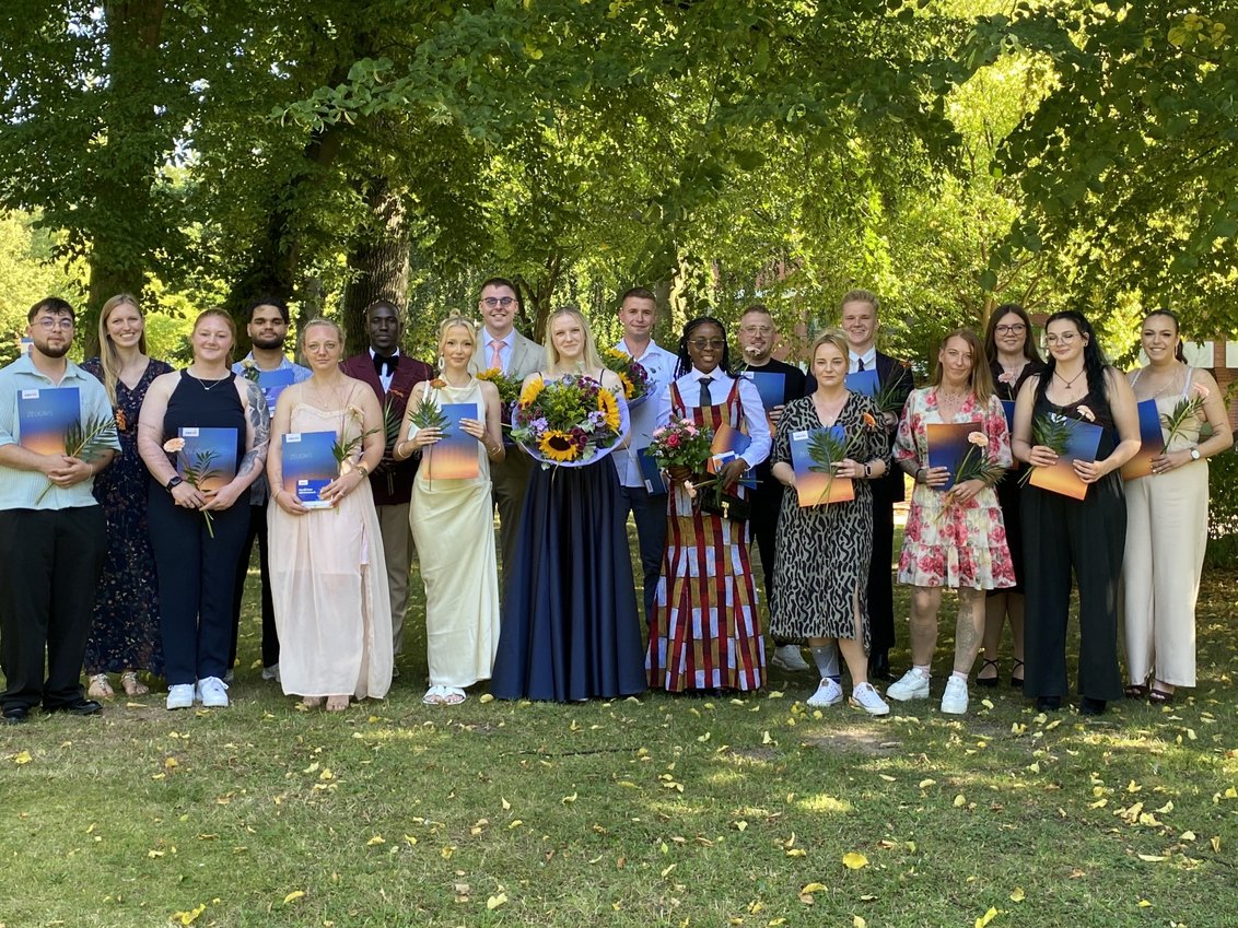 Gruppenbild der Absolventinnen und Absolventen der Ausbildung zur Pflegefachkraft am AMEOS Institut Nord – Neustadt Gruppenbild der Absolventinnen und Absolventen der Ausbildung zur Pflegefachkraft am AMEOS Institut Nord – Neustadt