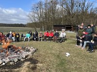 Bewohnerinnen und Bewohner sowie Mitarbeitende der AMEOS Pflege Ueckermünde beim Osterfeuer