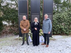Drei Personen vor dem Mahnmal des AMEOS Klinikums Neustadt. Drei Personen vor dem Mahnmal des AMEOS Klinikums Neustadt.