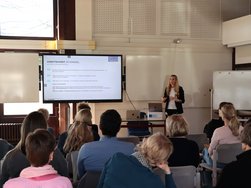 Rednerin vor Publikum beim Workshop Coopetition Rednerin vor Publikum beim Workshop Coopetition