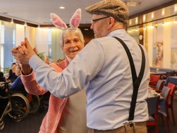 Bewohnerin und Mitarbeiter des AMEOS Senioren Wohnsitz Ratzeburg beim Tanzen. (© AMEOS)