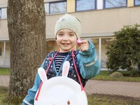 Ein Begleitkind bei der Ostereiersuche im AMEOS Reha Klinikum Ratzeburg (© AMEOS).