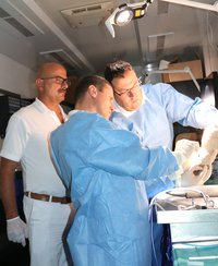 Kniegelenk-OPs unter realen Bedingungen in mobilem Trainingszentrum