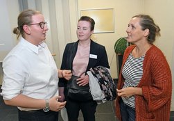 Verena Kühn (links) im regen Austausch mit Mitarbeitenden Präsentation der Imagekampagne