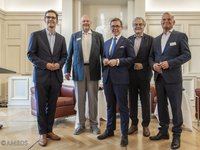 Bild zeigt Dr. Stephan Pilsinger, MdB, Dr. Axel Paeger, Gründer der AMEOS Gruppe, Philipp Amthor, MdB, Jürgen Zurheide, der als Moderator durch den Abend führte und Michael Dieckmann, CDO der AMEOS Gruppe 