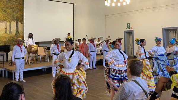 Internationale Folklore-Tanzgruppen zu Gast bei AMEOS