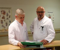 Peter Schmiedel, Chefarzt im Zentrum für Altersmedizin, und Dr. med. Enrico Kahl, Chefarzt Klinik für Orthopädie, Unfall- und Wiederherstellungschirurgie