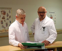 Peter Schmiedel, Chefarzt im Zentrum für Altersmedizin, und Dr. med. Enrico Kahl, Chefarzt Klinik für Orthopädie, Unfall- und Wiederherstellungschirurgie